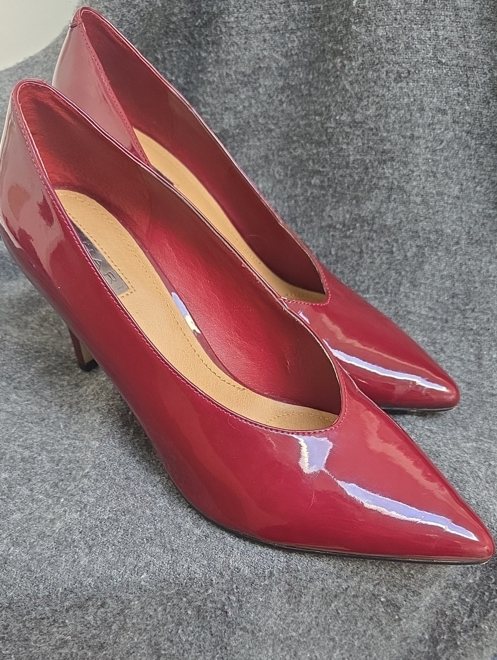 TAHARI Burgundy Pumps 9m
